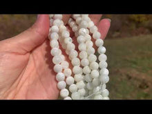 Charger et lire la vidéo dans la visionneuse de la Galerie, Perles en nacre blanche entre 2 et 12mm