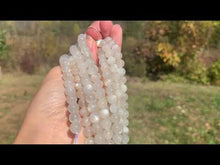 Charger et lire la vidéo dans la visionneuse de la Galerie, Perles en pierre de lune blanche entre 6 et 10mm PLBT