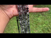 Charger et lire la vidéo dans la visionneuse de la Galerie, Perles en quartz avec inclusions de tourmaline entre 4 et 10mm, QTD