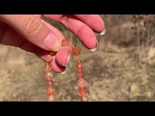 Charger et lire la vidéo dans la visionneuse de la Galerie, Perles en pierre de soleil facettées entre 2,5 et 7,5mm PSD