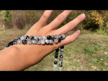 Charger et lire la vidéo dans la visionneuse de la Galerie, Perles en quartz avec inclusions de tourmaline forme carré entre 5 et 9mm