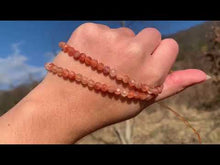 Charger et lire la vidéo dans la visionneuse de la Galerie, Perles en pierre de soleil facettées entre 2,5 et 7,5mm PSD