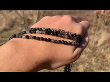 Charger et lire la vidéo dans la visionneuse de la Galerie, Perles en quartz avec inclusions de tourmaline facettées entre 2 et 4,5mm