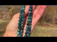 Charger et lire la vidéo dans la visionneuse de la Galerie, Perles en apatite forme diamant entre 6 et 12mm