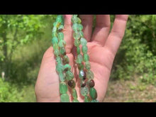 Charger et lire la vidéo dans la visionneuse de la Galerie, Perles en chrysoprase, forme petit galet