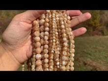 Charger et lire la vidéo dans la visionneuse de la Galerie, Perles en nacre beige entre 2 et 12mm