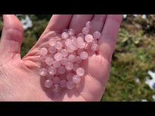 Charger et lire la vidéo dans la visionneuse de la Galerie, Perles en quartz rose entre 6 et 10mm QRT