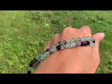 Charger et lire la vidéo dans la visionneuse de la Galerie, Perles en fluorite / fluorine forme diamant entre 6 et 10mm