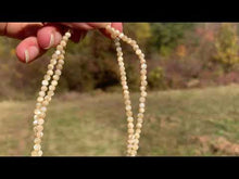 Charger et lire la vidéo dans la visionneuse de la Galerie, Perles en nacre beige entre 2 et 12mm