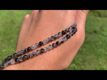 Charger et lire la vidéo dans la visionneuse de la Galerie, Perles en quartz avec inclusions de tourmaline entre 4 et 10mm, QTD
