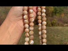 Charger et lire la vidéo dans la visionneuse de la Galerie, Perles en nacre beige entre 2 et 12mm