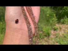 Charger et lire la vidéo dans la visionneuse de la Galerie, Perles en microcline entre 4 et 10mm
