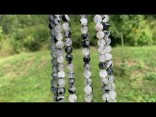 Charger et lire la vidéo dans la visionneuse de la Galerie, Perles en quartz avec inclusions de tourmaline entre 4 et 12mm, QTU