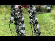 Charger et lire la vidéo dans la visionneuse de la Galerie, Perles en quartz avec inclusions de tourmaline entre 4 et 8mm QTQ