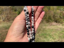 Charger et lire la vidéo dans la visionneuse de la Galerie, Perles en quartz avec inclusions de tourmaline forme diamant entre 6 et 10mm