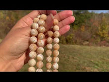 Charger et lire la vidéo dans la visionneuse de la Galerie, Perles en nacre beige entre 2 et 12mm