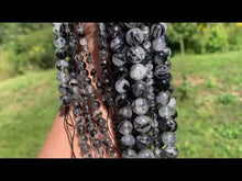 Charger et lire la vidéo dans la visionneuse de la Galerie, Perles en quartz avec inclusions de tourmaline entre 4 et 10mm, QTD