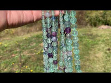 Charger et lire la vidéo dans la visionneuse de la Galerie, Perles en fluorite / fluorine facettée entre 6 et 10mm