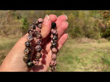 Charger et lire la vidéo dans la visionneuse de la Galerie, Perles en rhodonite, forme diamant entre 6 et 10mm