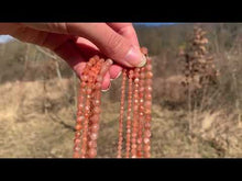 Charger et lire la vidéo dans la visionneuse de la Galerie, Perles en pierre de soleil facettées entre 3,5 et 6mm PST