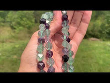 Charger et lire la vidéo dans la visionneuse de la Galerie, Perles en fluorite / fluorine forme diamant entre 6 et 10mm