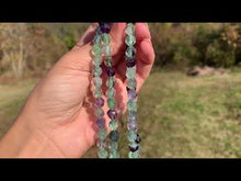 Charger et lire la vidéo dans la visionneuse de la Galerie, Perles en fluorite / fluorine forme diamant entre 6 et 10mm