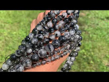 Charger et lire la vidéo dans la visionneuse de la Galerie, Perles en quartz avec inclusions de tourmaline entre 4 et 10mm, QTD
