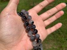 Charger l'image dans la galerie, Perles en quartz avec inclusions de tourmaline entre 8 et 12mm, QTT