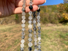 Charger l'image dans la galerie, Perles en quartz avec inclusions de tourmaline forme diamant entre 6 et 10mm