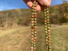Charger l'image dans la galerie, Perles en unakite, forme diamant entre 6 et 10mm