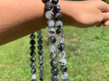 Charger l'image dans la galerie, Perles en quartz avec inclusions de tourmaline entre 8 et 12mm, QTT