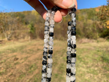 Charger l'image dans la galerie, Perles en quartz avec inclusions de tourmaline forme carré entre 5 et 9mm