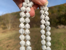 Charger l'image dans la galerie, Perles en howlite, forme diamant entre 6 et 10mm