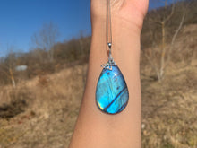 Charger l'image dans la galerie, Bélière papillon de taille moyenne (argentée, dorée, rosée)