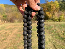 Charger l'image dans la galerie, Perles en pierre de lave entre 4 et 16mm