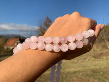 Charger l'image dans la galerie, Perles en quartz rose facettées non transparentes entre 4 et 12mm