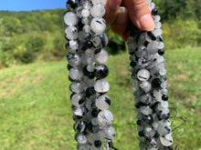 Charger l'image dans la galerie, Perles en quartz avec inclusions de tourmaline entre 4 et 12mm, QTU