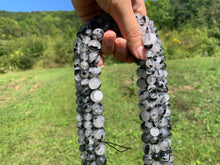 Charger l'image dans la galerie, Perles en quartz avec inclusions de tourmaline entre 8 et 12mm, QTT