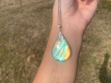 Charger l'image dans la galerie, Bélière papillon de taille moyenne (argentée, dorée, rosée)