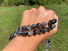 Charger l'image dans la galerie, Perles en quartz avec inclusions de tourmaline entre 4 et 10mm, QTD