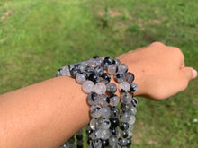 Charger l'image dans la galerie, Perles en quartz avec inclusions de tourmaline entre 8 et 12mm, QTT