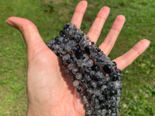 Charger l'image dans la galerie, Perles en quartz avec inclusions de tourmaline entre 4 et 10mm, QTD