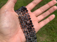 Charger l'image dans la galerie, Perles en quartz avec inclusions de tourmaline entre 4 et 10mm, QTD