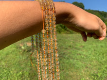 Charger l'image dans la galerie, Perles en quartz à inclusions de rutile entre 6 et 12mm QRD