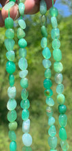 Charger l'image dans la galerie, Perles en chrysprase, forme petit galet