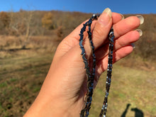 Charger l'image dans la galerie, Perles en hématite forme lune