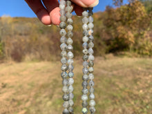 Charger l'image dans la galerie, Perles en labradorite, forme diamant entre 6 et 10mm