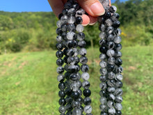 Charger l'image dans la galerie, Perles en quartz avec inclusions de tourmaline entre 4 et 10mm, QTD