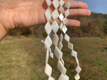 Charger l'image dans la galerie, Perles en nacre forme losange