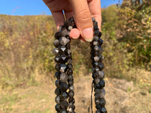 Charger l'image dans la galerie, Perles en obsidienne argentée, forme diamant entre 6 et 10mm